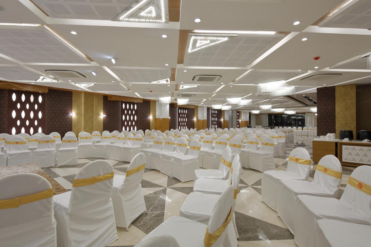 Hotel Pragati The Grand Ahmedabad Exterior foto