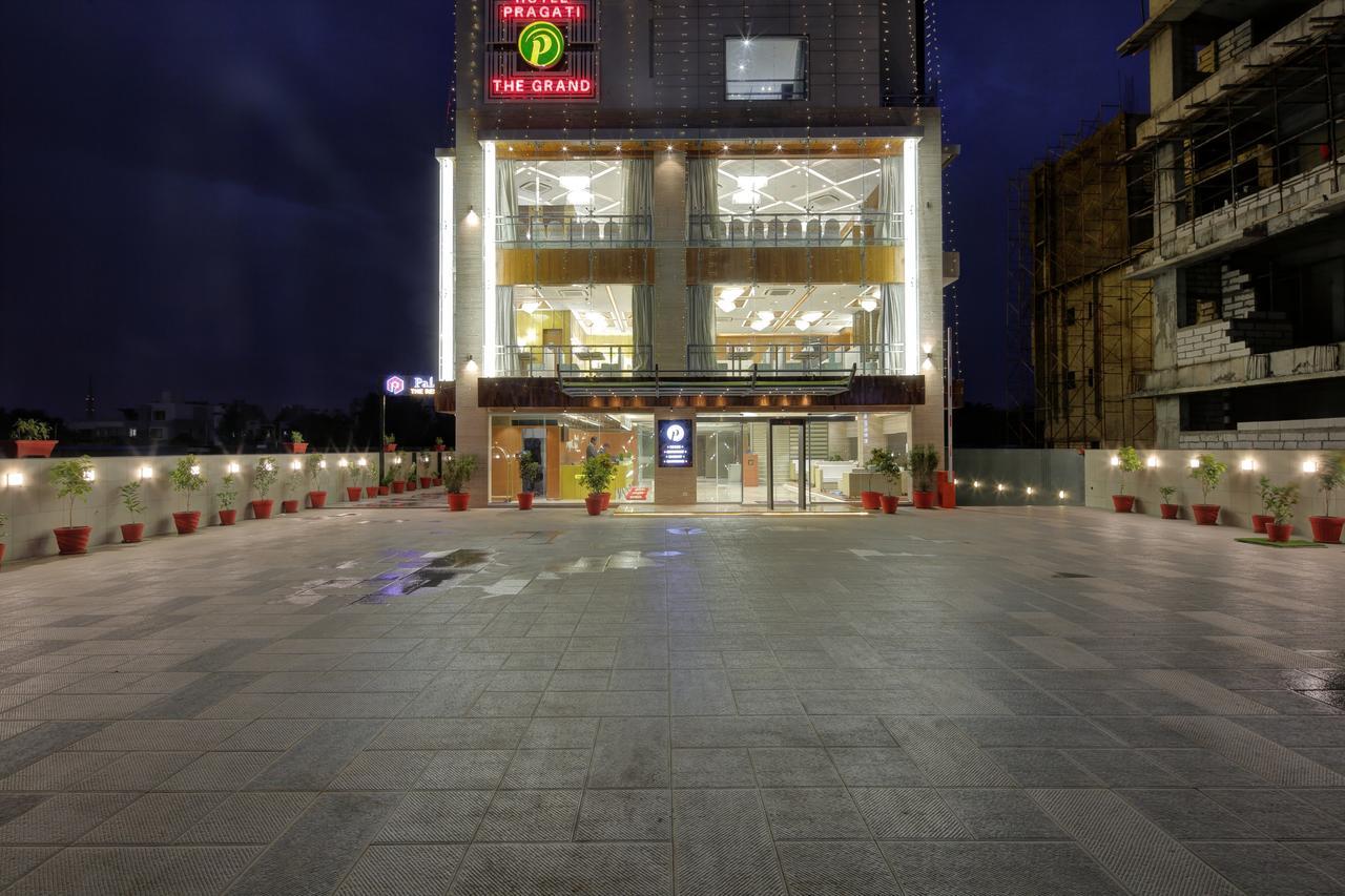 Hotel Pragati The Grand Ahmedabad Exterior foto