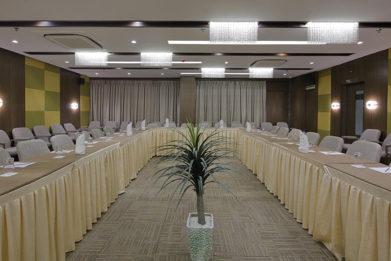 Hotel Pragati The Grand Ahmedabad Exterior foto