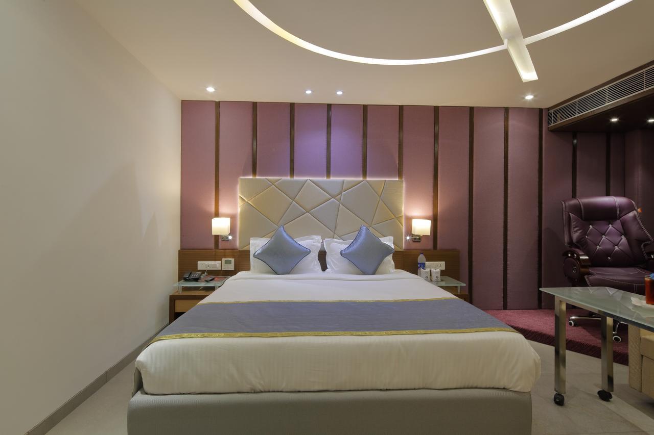 Hotel Pragati The Grand Ahmedabad Exterior foto